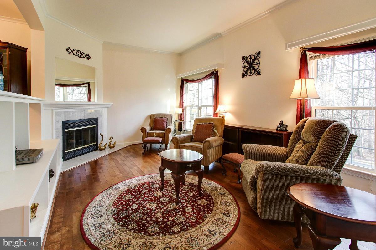 2189 Pond View Court Reston, VA 20191 - Photo 10 of 30 Living Room