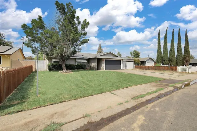 a view of a house with a yard