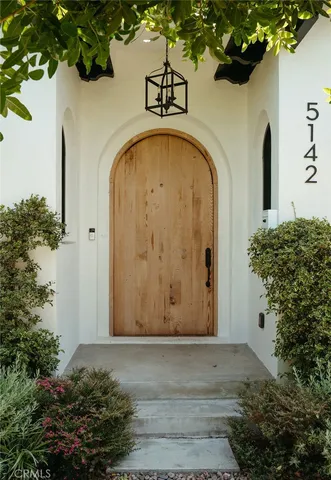 a view of a entrance gate of the house