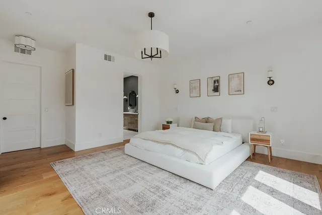 a view of a back yard