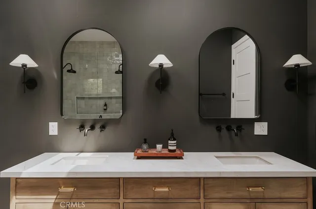 a view of a bathtub and a yard in the back