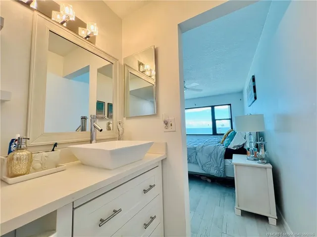 a en suite bathroom with a double vanity sink and mirror