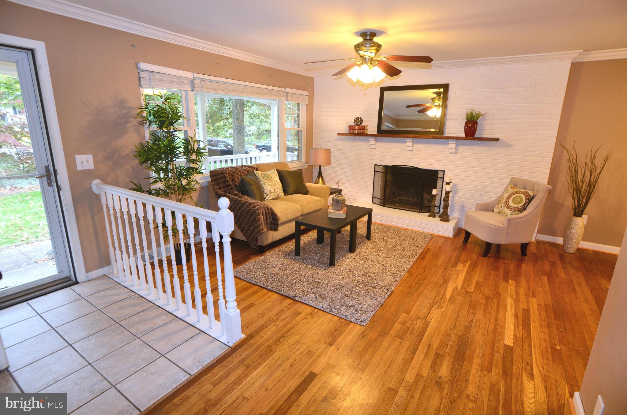 3750 Patuxent Manor Road Davidsonville, MD 21035 - Photo 4 of 30 Living Room