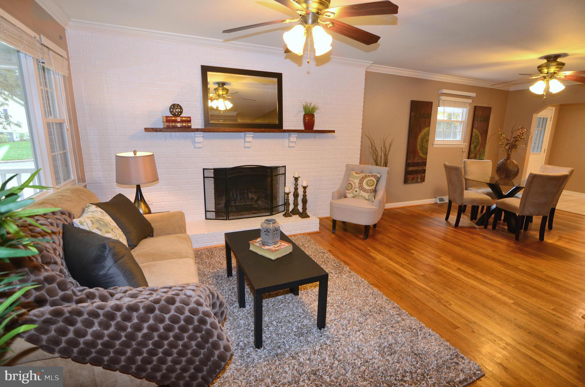 3750 Patuxent Manor Road Davidsonville, MD 21035 - Photo 5 of 30 Living Room
