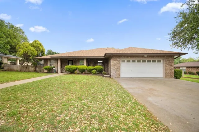 $450,000 | 216 Edgewood Drive, Fredericksburg, TX 78624