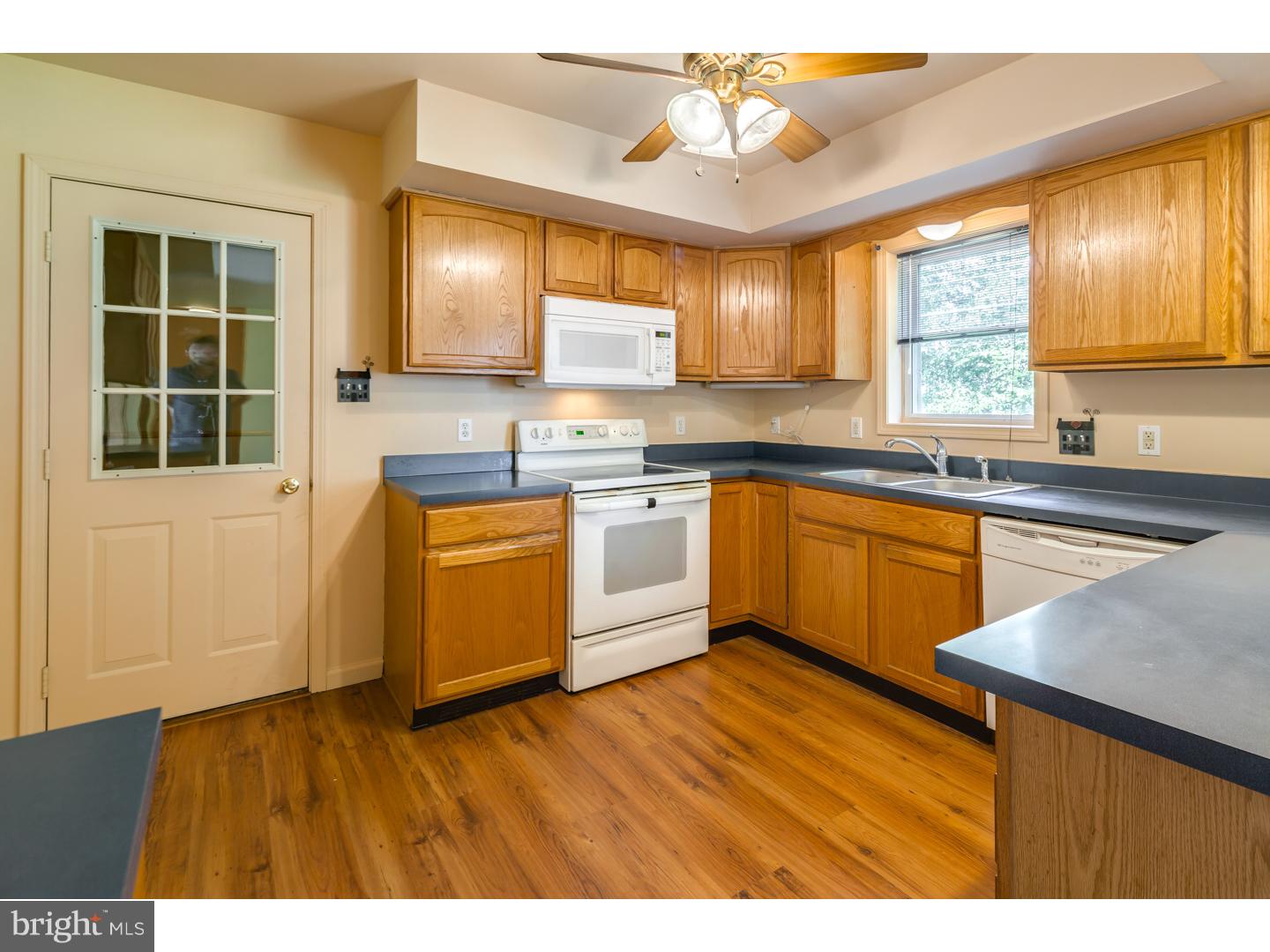 37 Islet Road Levittown, PA 19057 - Photo 11 of 24 Kitchen