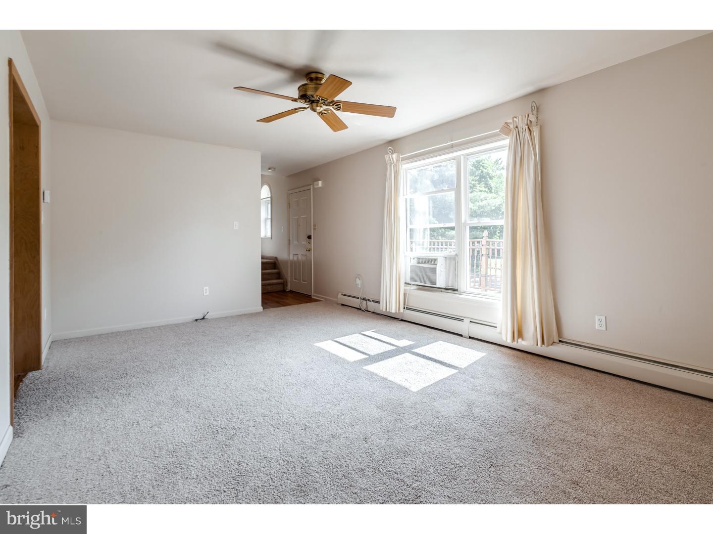 37 Islet Road Levittown, PA 19057 - Photo 5 of 24 Living Room