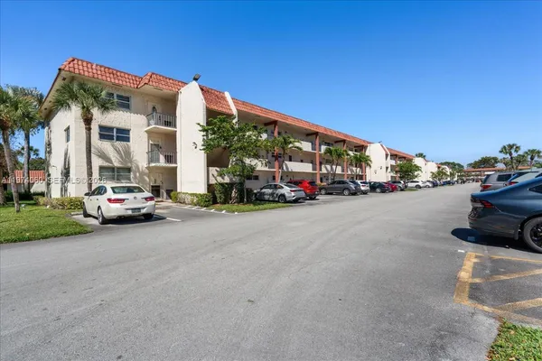 $2,500 | 811 South Hollybrook Drive, Unit 208, Pembroke Pines, FL 33025