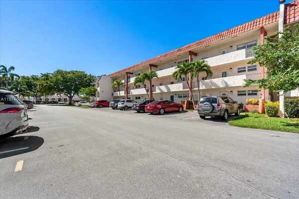 $2,500 | 811 South Hollybrook Drive, Unit 208, Pembroke Pines, FL 33025