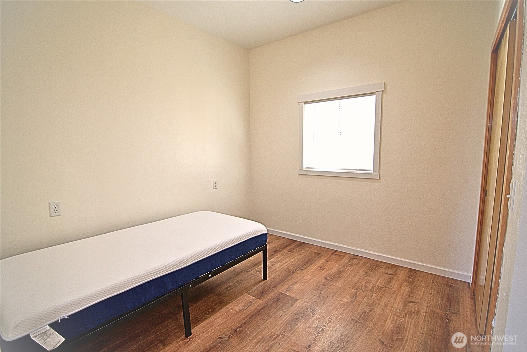 116 Taylor Road South Chehalis, WA 98532 - Photo 13 of 35 a room with a bed and a window