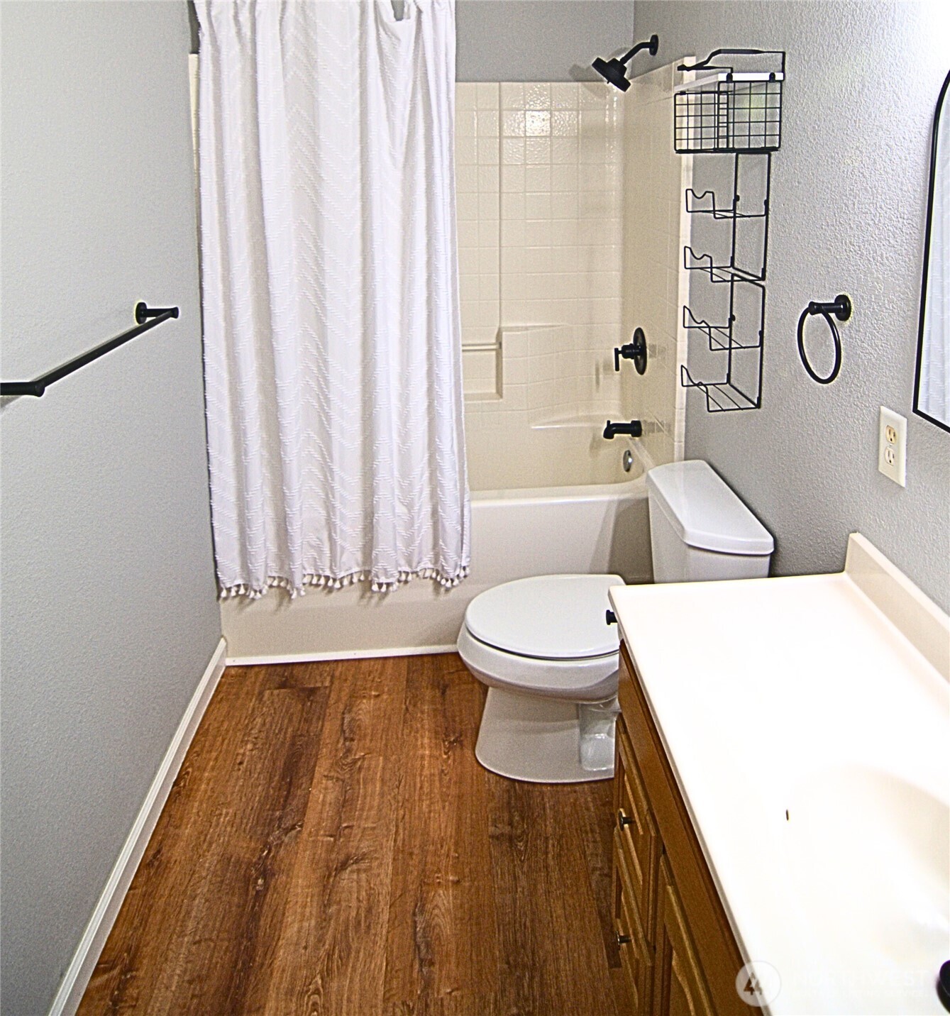 116 Taylor Road South Chehalis, WA 98532 - Photo 14 of 35 a bathroom with a toilet a sink and a bathtub