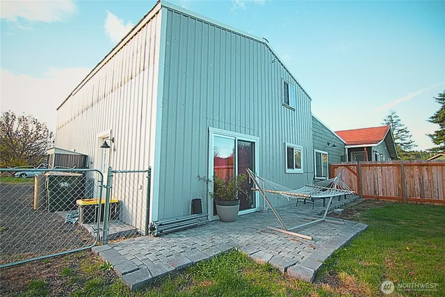 a view of a house with backyard and garden