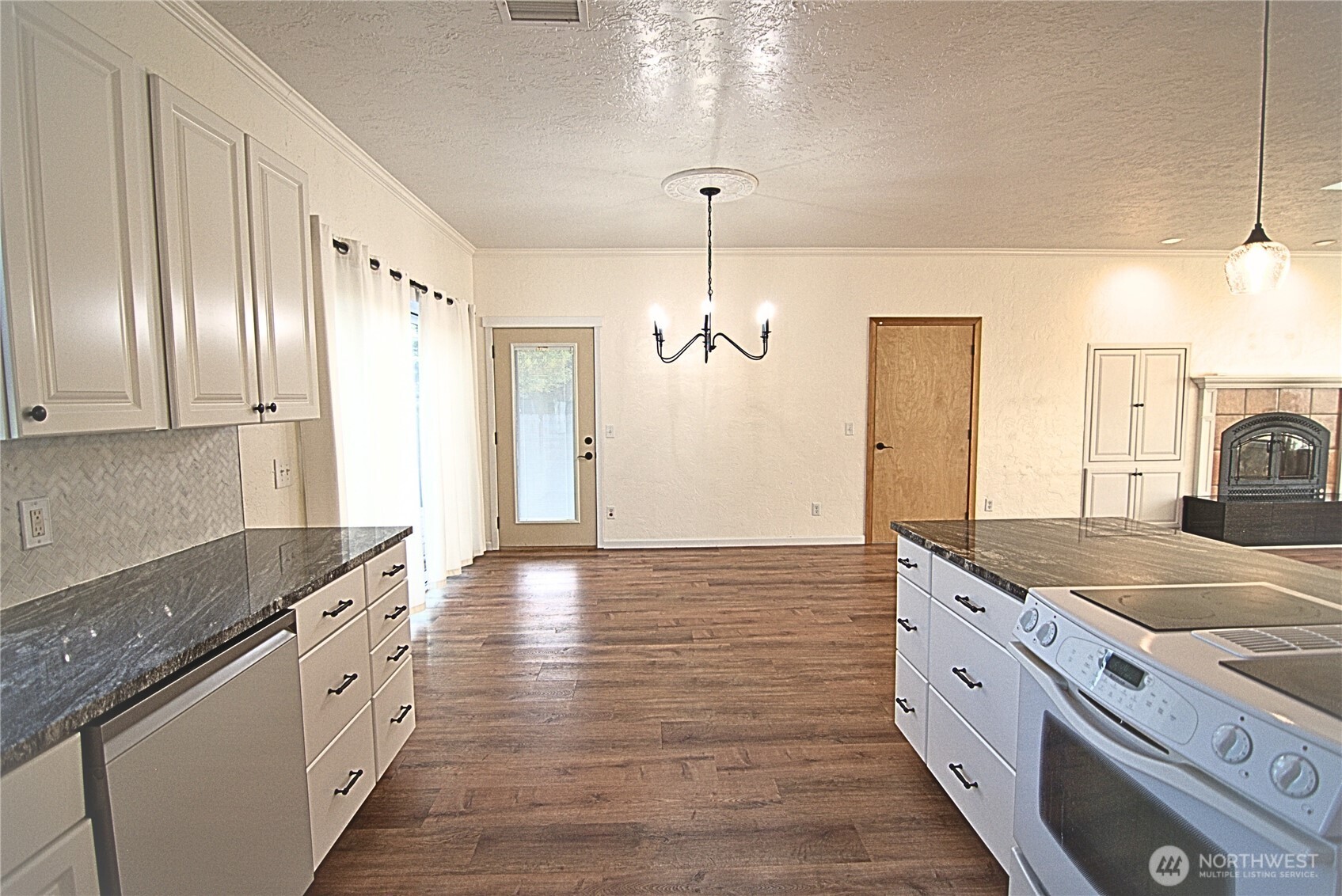 116 Taylor Road South Chehalis, WA 98532 - Photo 7 of 35 a large kitchen with granite countertop a stove and a sink
