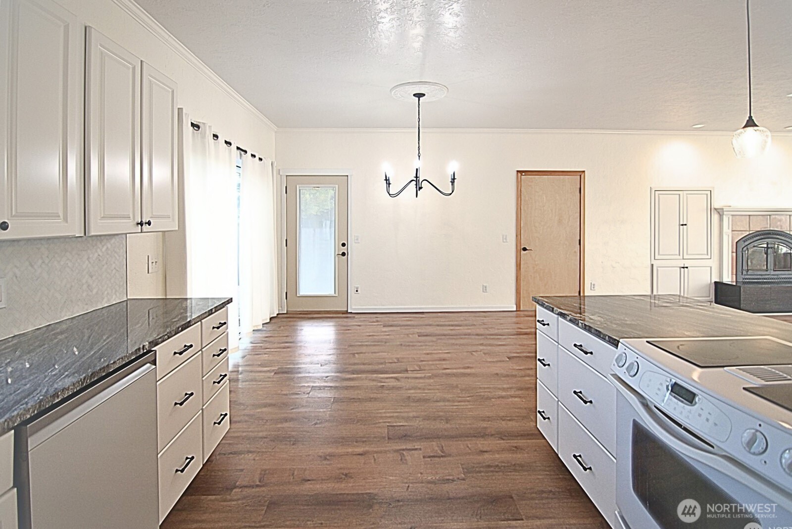 116 Taylor Road South Chehalis, WA 98532 - Photo 9 of 35 a large kitchen with granite countertop a sink and dishwasher stove a refrigerator with wooden floor