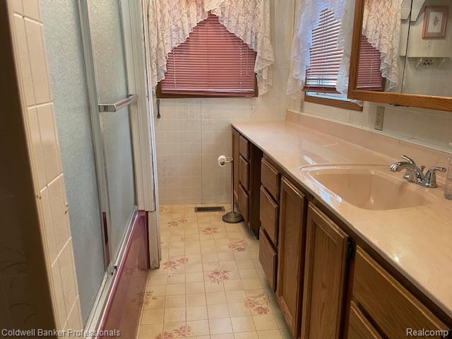 5447 Rensselear Drive Lapeer, MI 48446 - Photo 15 of 22 Primary bath in primary suite area