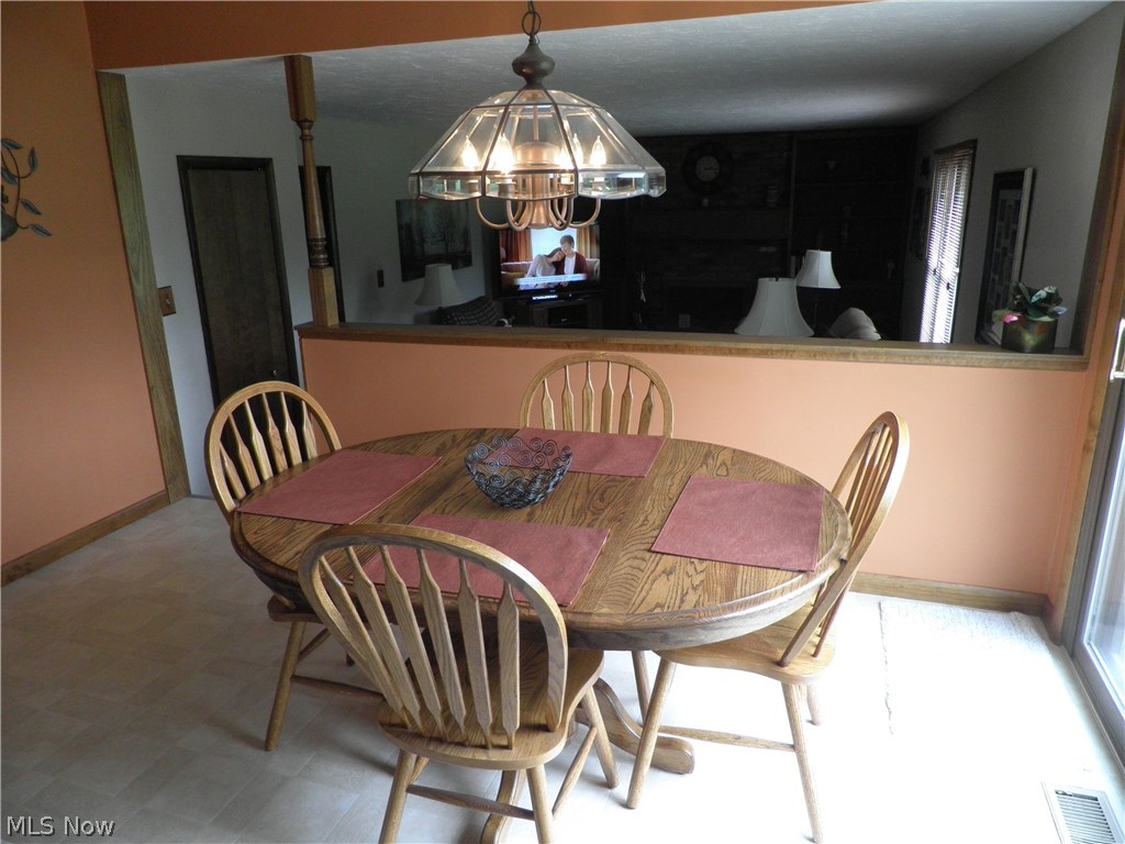 7713 Chaffee Road Northfield, OH 44067 - Photo 6 of 21 Large Eating Area in Kitchen