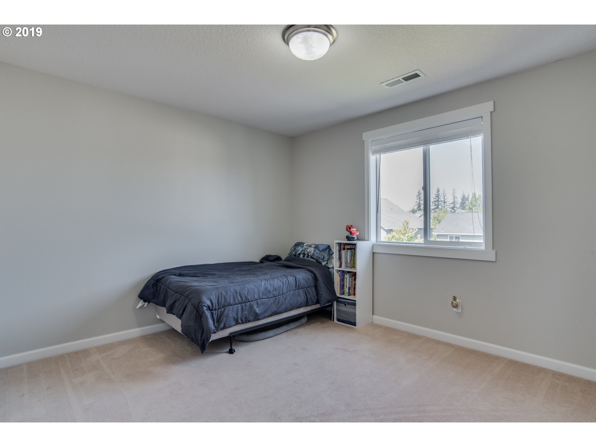 2014 North Falcon Drive Ridgefield, WA 98642 - Photo 12 of 32 a living room with a bed furniture and a window