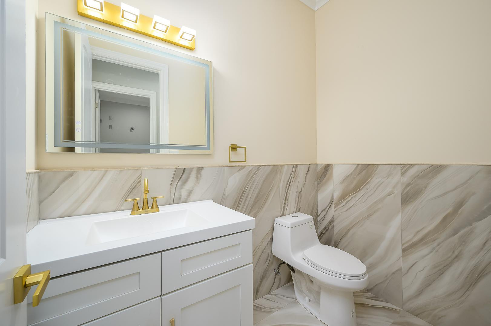 6729 North 13th Street Phoenix, AZ 85014 - Photo 21 of 24 a bathroom with a sink and a toilet