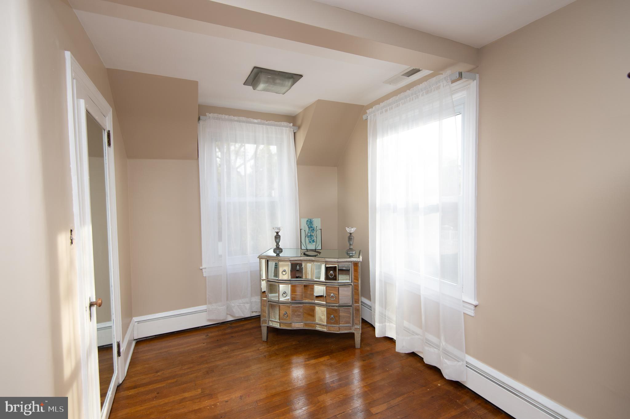 114 Riverside Drive Cambridge, MD 21613 - Photo 21 of 43 Bedroom #2 Dressing Area