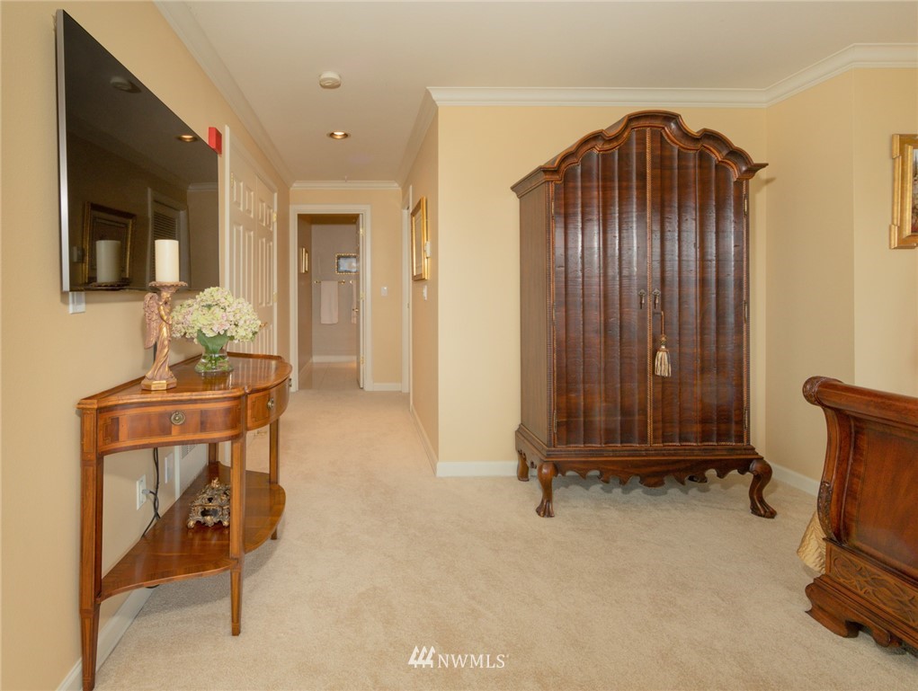 1331 Harbor Avenue Southwest, Unit 103 Seattle, WA 98116 - Photo 20 of 32 a living room with furniture and a mirror