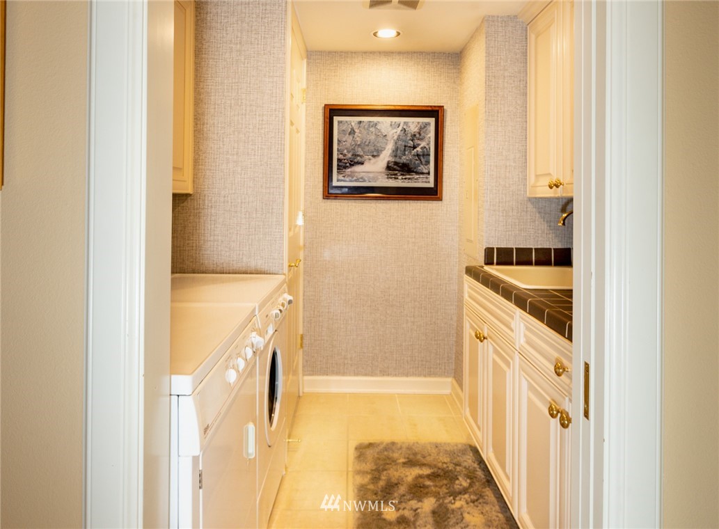 1331 Harbor Avenue Southwest, Unit 103 Seattle, WA 98116 - Photo 26 of 32 a bathroom with a tub sink and a mirror