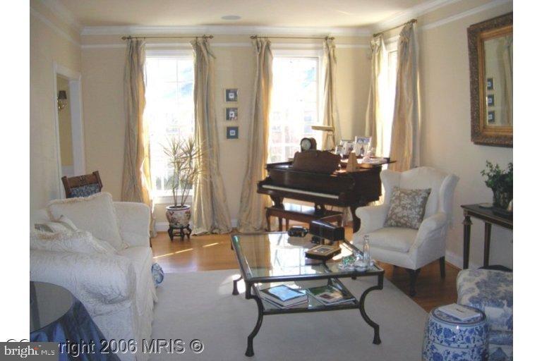 6901 Rannoch Road Bethesda, MD 20817 - Photo 3 of 19 Living Room