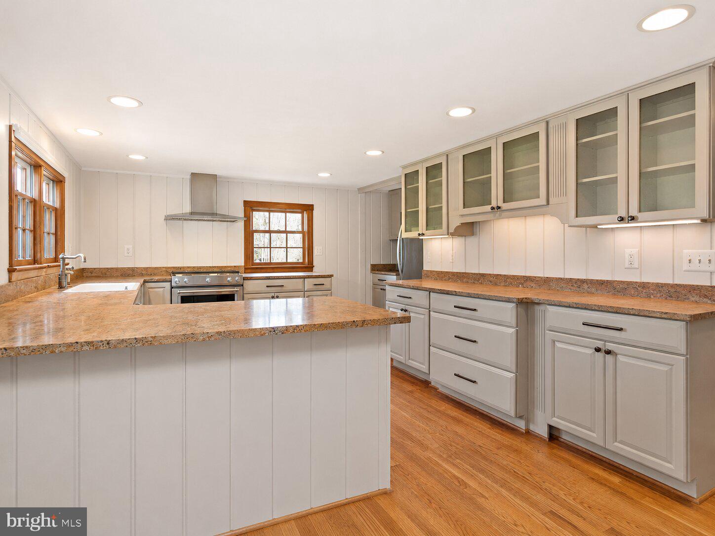 326 Walker Road Great Falls, VA 22066 - Photo 4 of 50