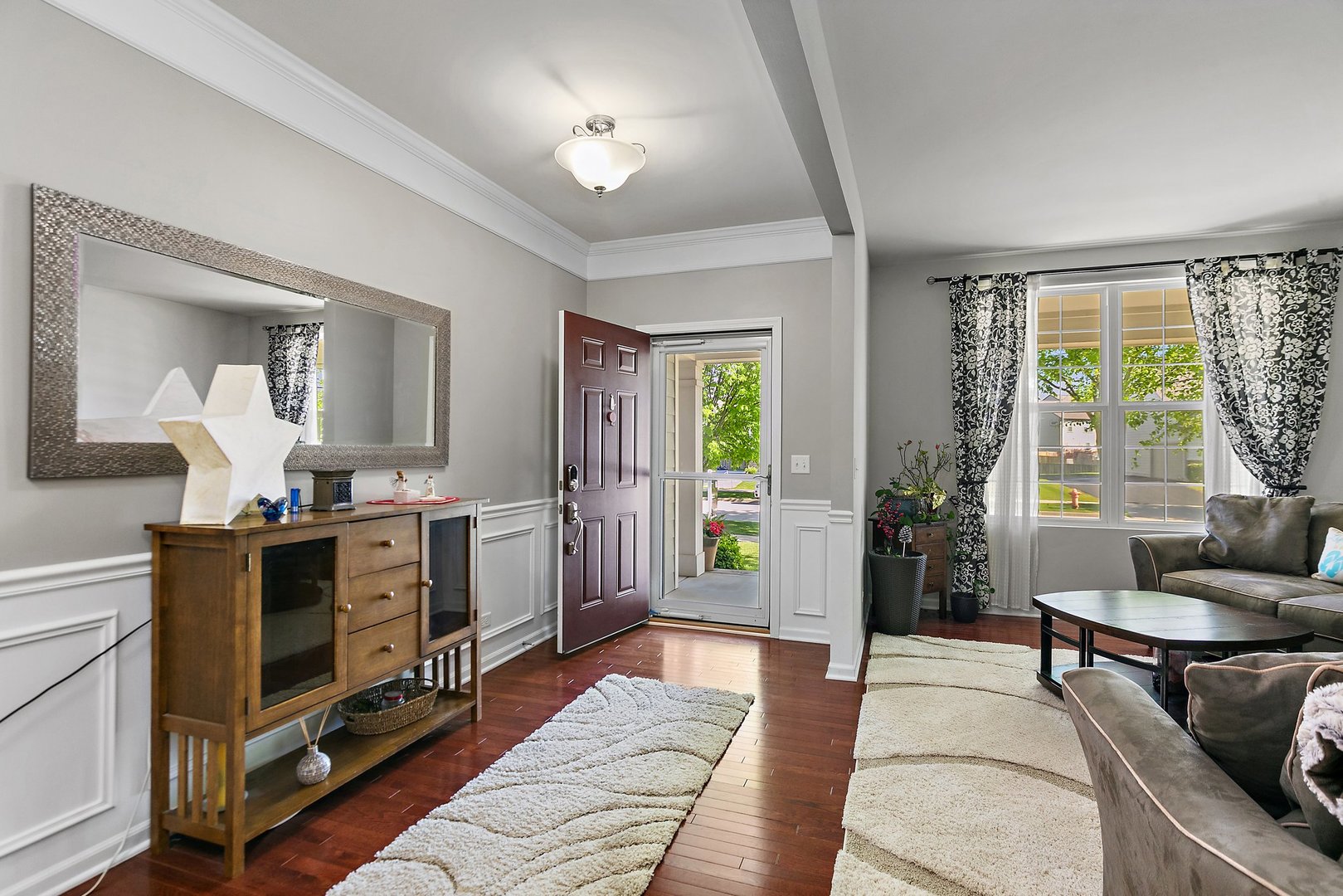 285 Monument Road Elgin, IL 60124 - Photo 3 of 33