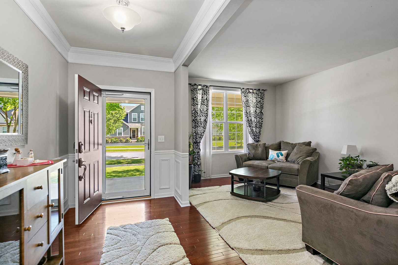 285 Monument Road Elgin, IL 60124 - Photo 4 of 33