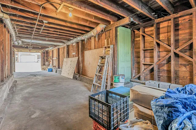 a view of entryway with patio