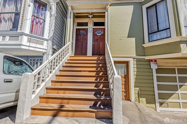 a view of entryway with a front door