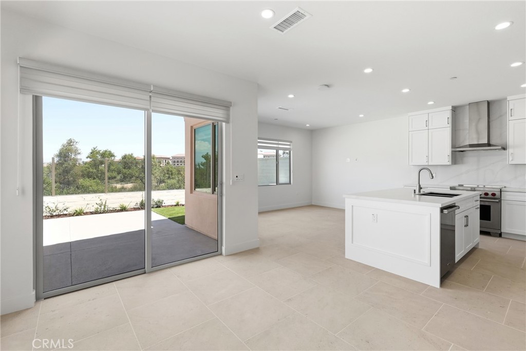 249 Raffini Irvine, CA 92618 - Photo 4 of 27 Gallery Image 4