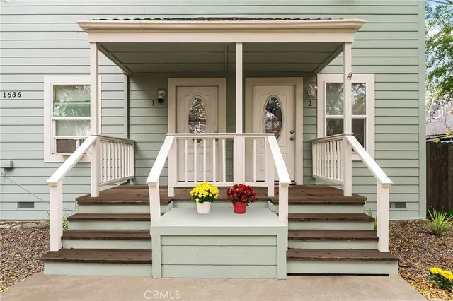 a view of entryway of the house