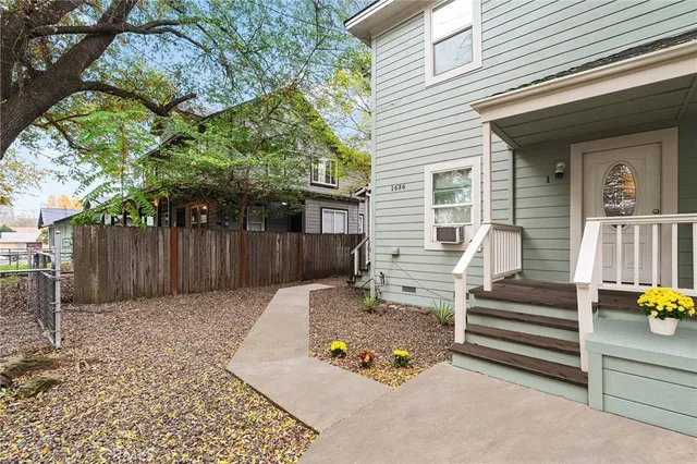 a view of a chairs in the back yard of the house