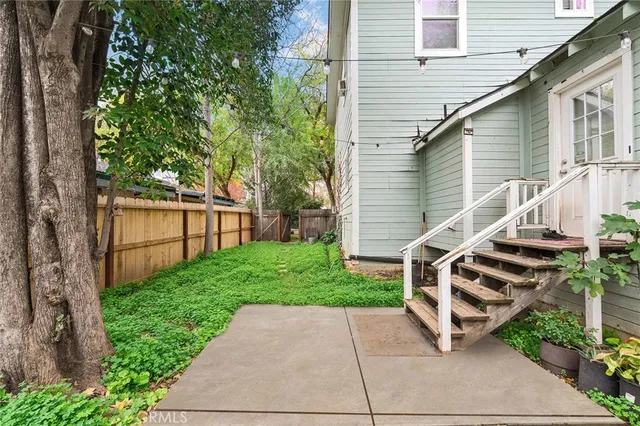 a view of a house with backyard and a garden
