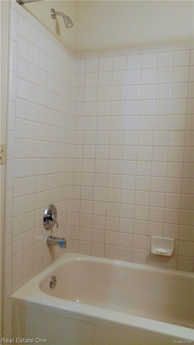 3249 Wakefield Road Berkley, MI 48072 - Photo 32 of 44 Upper full bath