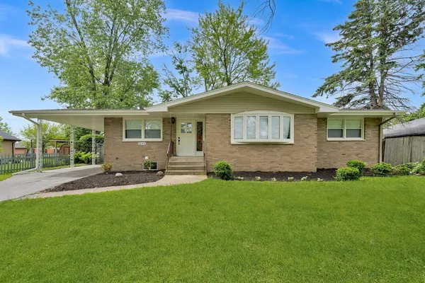 $389,900 | 3245 South Manor Drive, Lansing, IL 60438