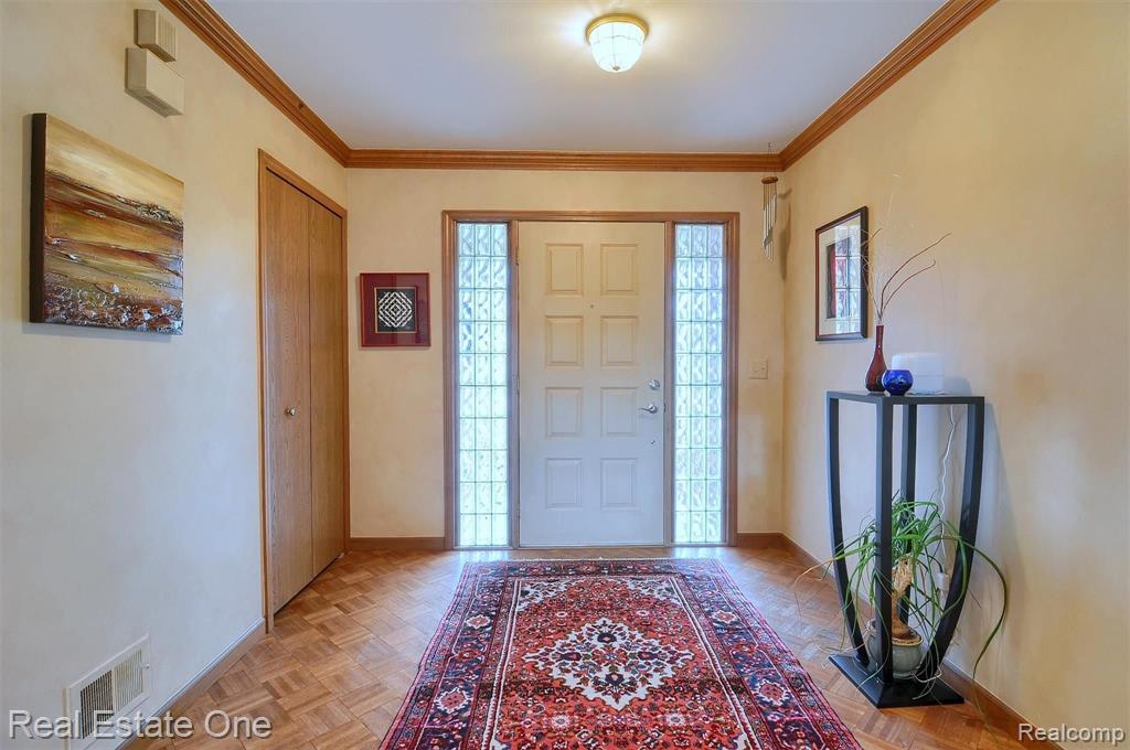 561 Kentucky Drive Rochester Hills, MI 48307 - Photo 2 of 23