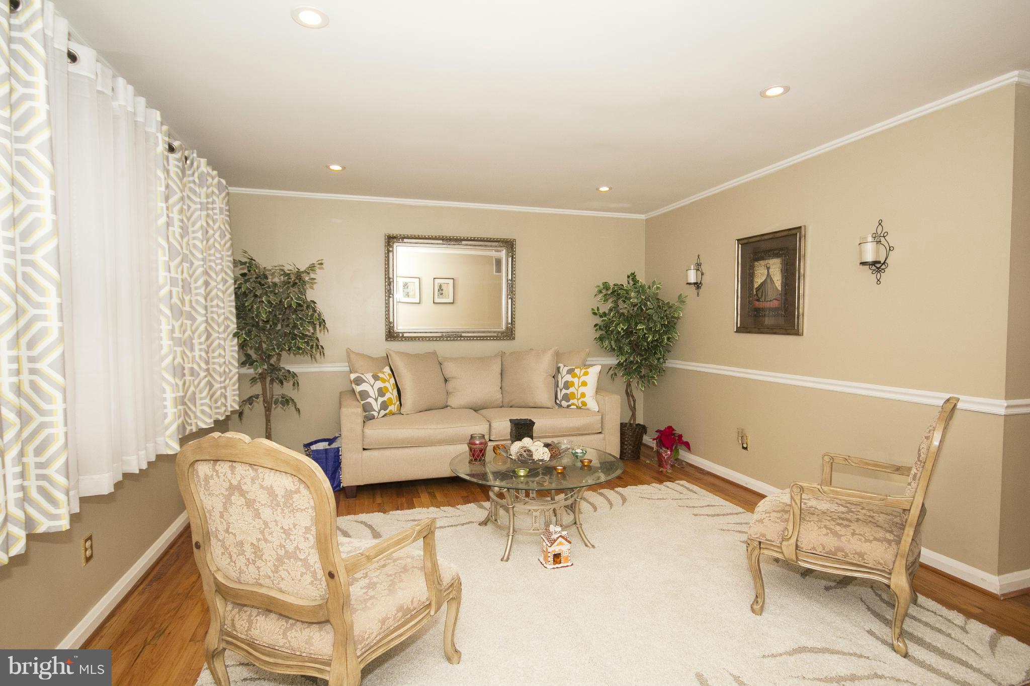 6210 Scranton Road Baltimore, MD 21237 - Photo 3 of 24 Living Room