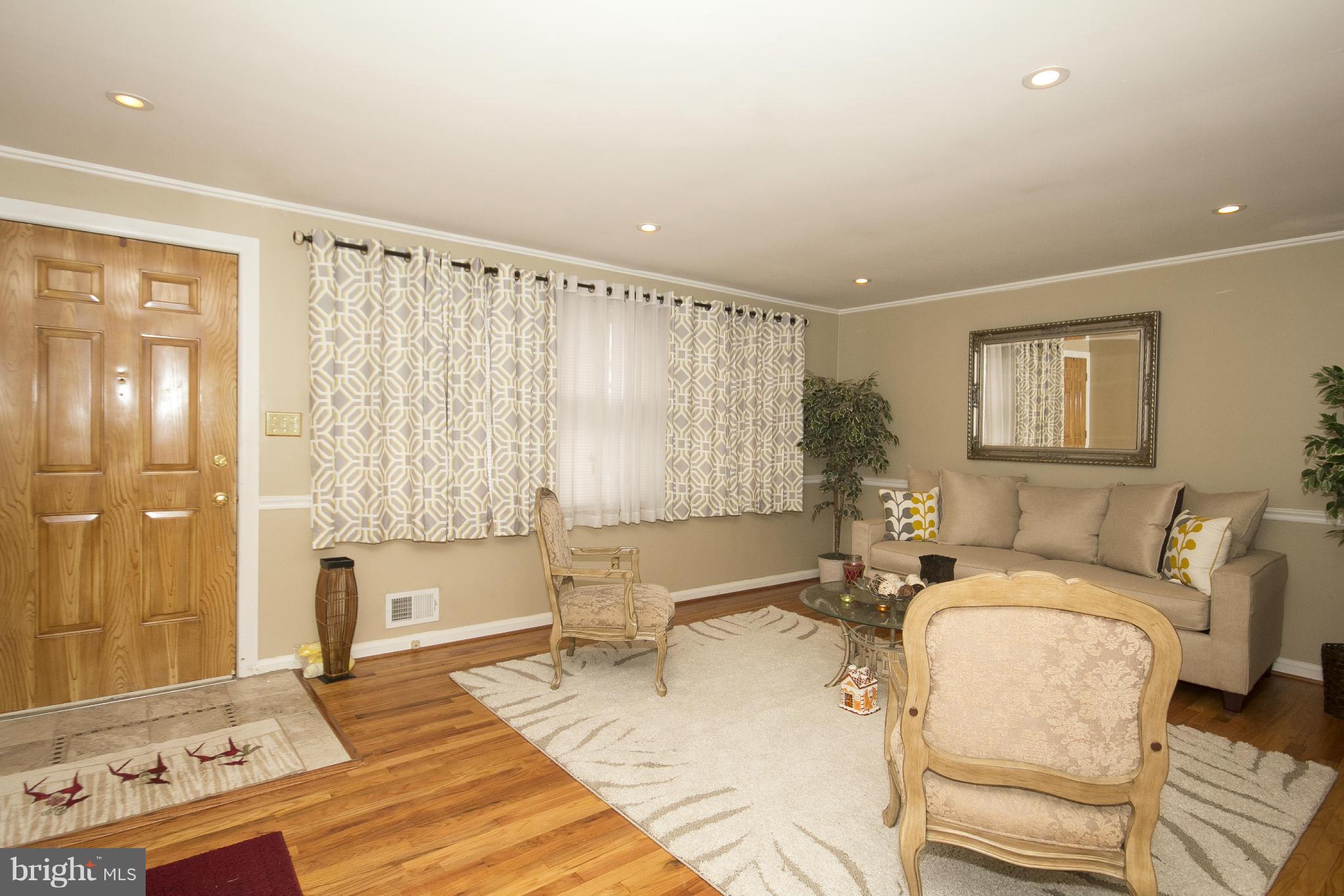 6210 Scranton Road Baltimore, MD 21237 - Photo 4 of 24 Living Room