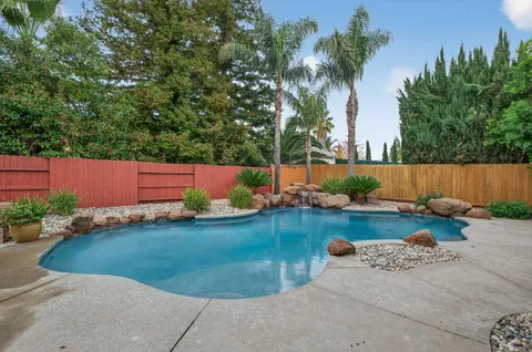 a view of a backyard