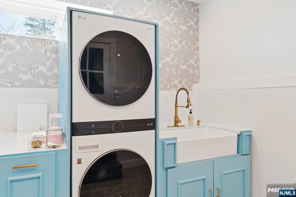 21 Skyview Road Ringwood, NJ 07456 - Photo 49 of 49 a utility room with dryer and washer