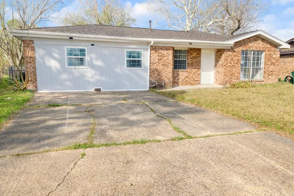 $2,050 | 600 West Mimosa Street, Angleton, TX 77515