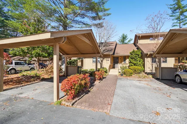 $337,500 | 305 North Scarlet Oak Lane, Hendersonville, NC 28791