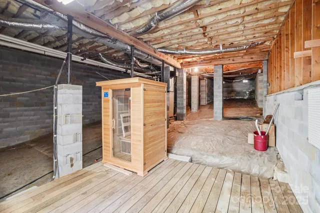 $337,500 | 305 North Scarlet Oak Lane, Hendersonville, NC 28791