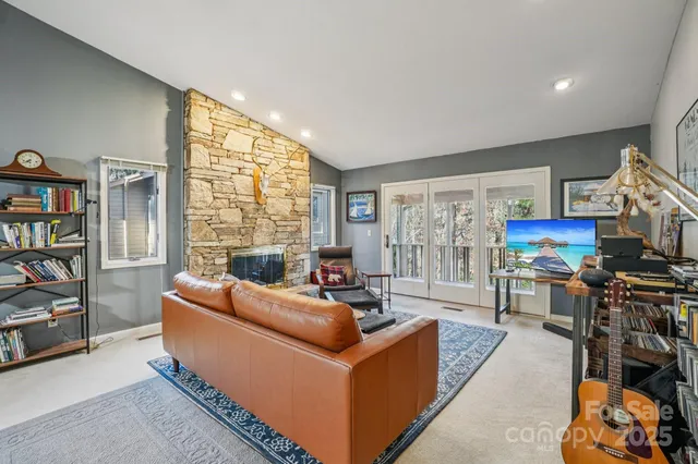 $337,500 | 305 North Scarlet Oak Lane, Hendersonville, NC 28791