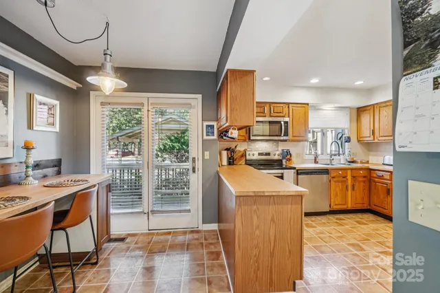 $337,500 | 305 North Scarlet Oak Lane, Hendersonville, NC 28791