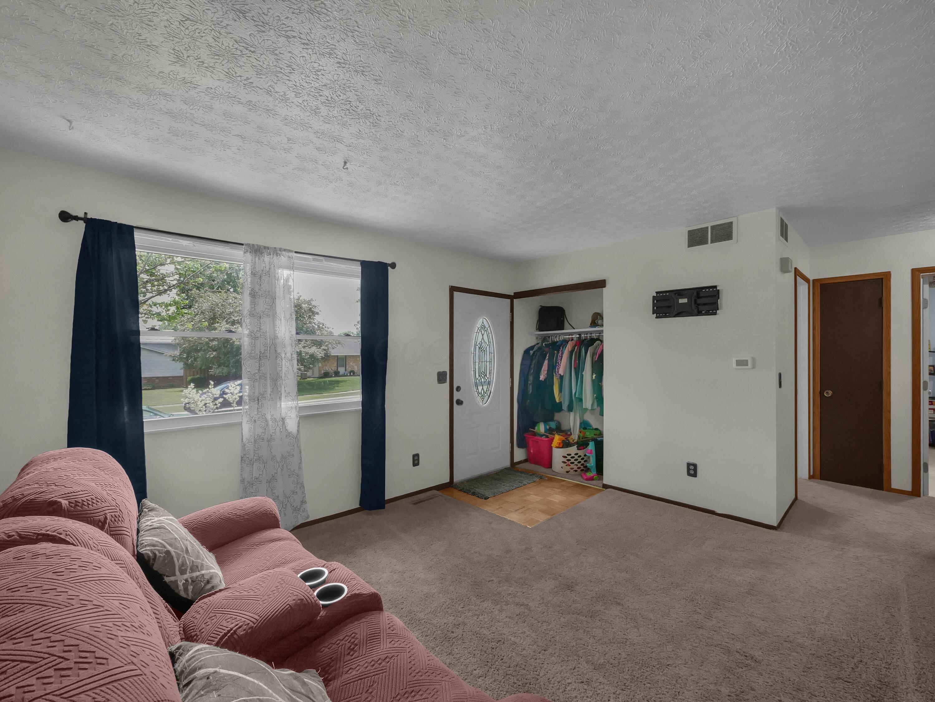 566 Deanna Stroll Road Heath, OH 43056 - Photo 8 of 31 Living Room