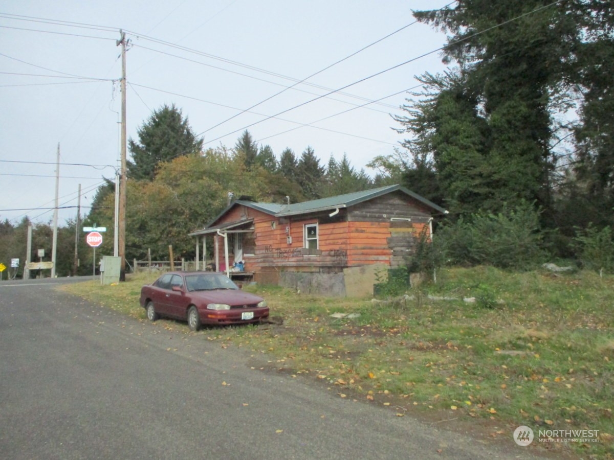 699 Copalis Beach Road Copalis Beach, WA 98535 - Photo 2 of 19 a front view of a house with a yard