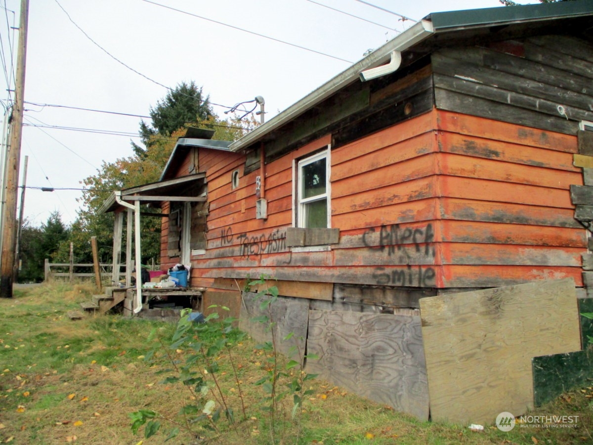 699 Copalis Beach Road Copalis Beach, WA 98535 - Photo 5 of 19 a backyard of a house with barbeque oven table and chairs